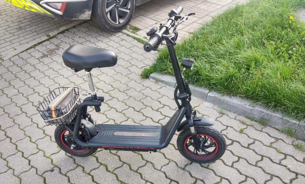 elektryczna hulajnoga z siodełkiem