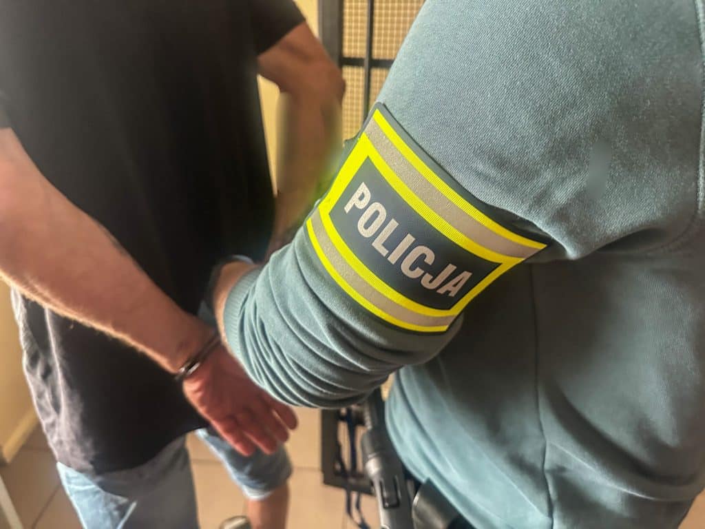 Starszy mężczyzna spokojnie wracał z bankomatu. - 48-latek napadł na seniora. Policjanci zatrzymali multirecydywistę