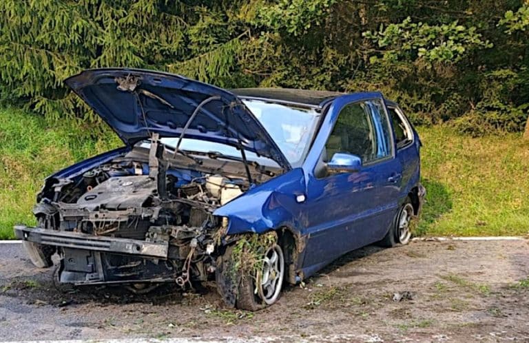 kobieta rozbiła auto w rowie