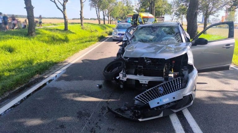 peugeotem uderzyła w drzewo