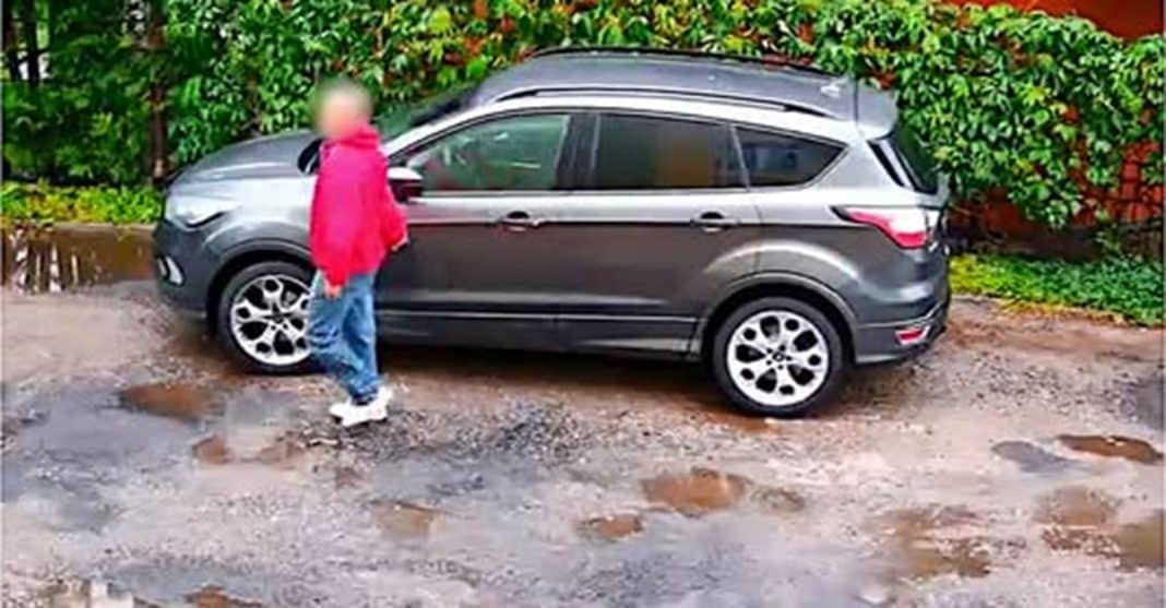 rysuje samochód sąsiadowi