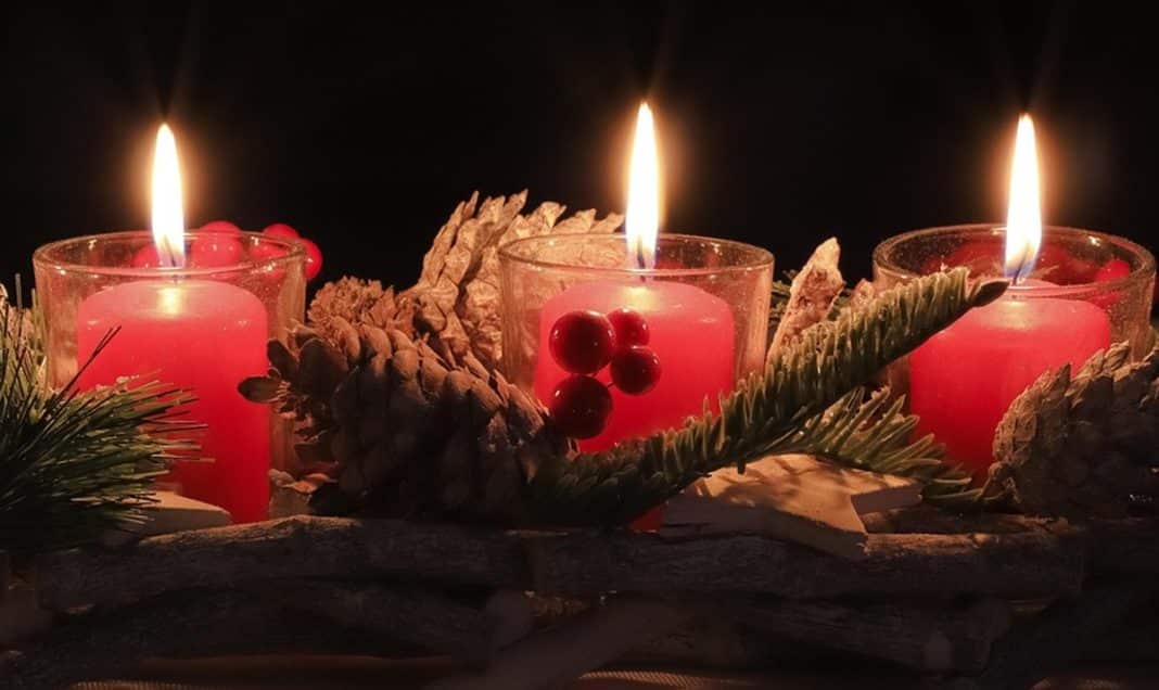 palące się świeczki