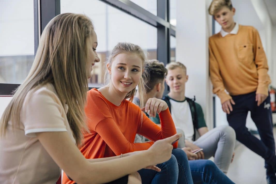 nastolatkowie rozmawiają