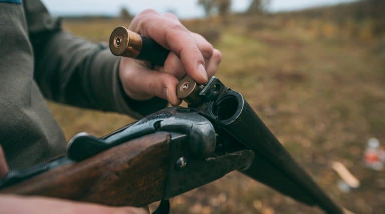 mężczyzna na polowaniu