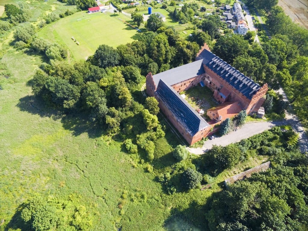 Odnowiony zamek krzyżacki na Mazurach szuka nowego właściciela. - Zamek krzyżacki na sprzedaż! Cena twierdzy na Mazurach całkiem atrakcyjna
