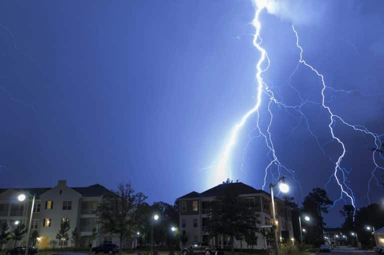 Burze z silnym wiatrem i opadami deszczu