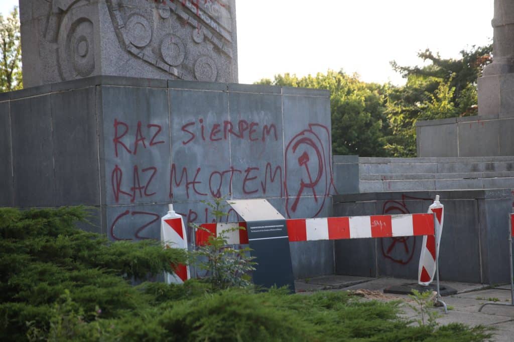 To akt wandalizmu, czy głos mieszkańców? - Wandale zniszczyli zabytek w centrum Olsztyna