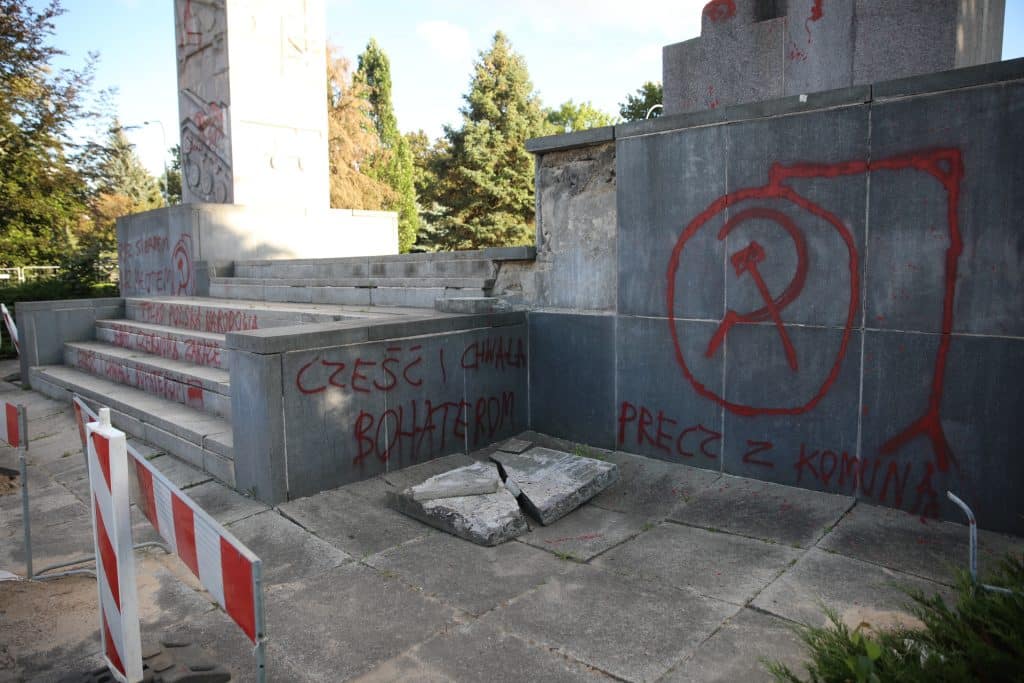 To akt wandalizmu, czy głos mieszkańców? - Wandale zniszczyli zabytek w centrum Olsztyna