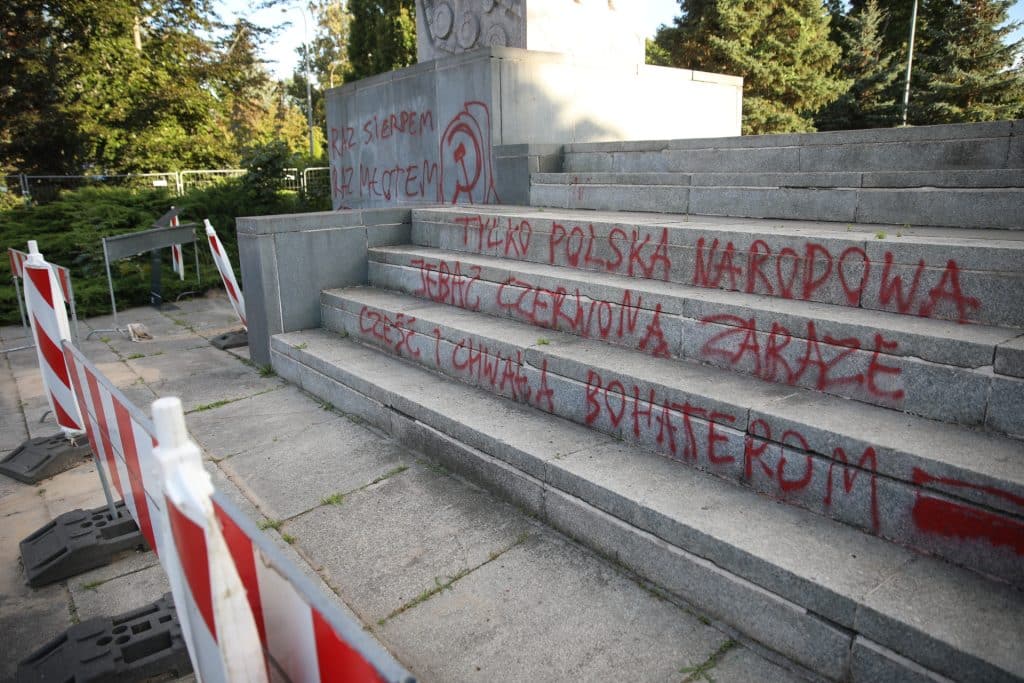 To akt wandalizmu, czy głos mieszkańców? - Wandale zniszczyli zabytek w centrum Olsztyna