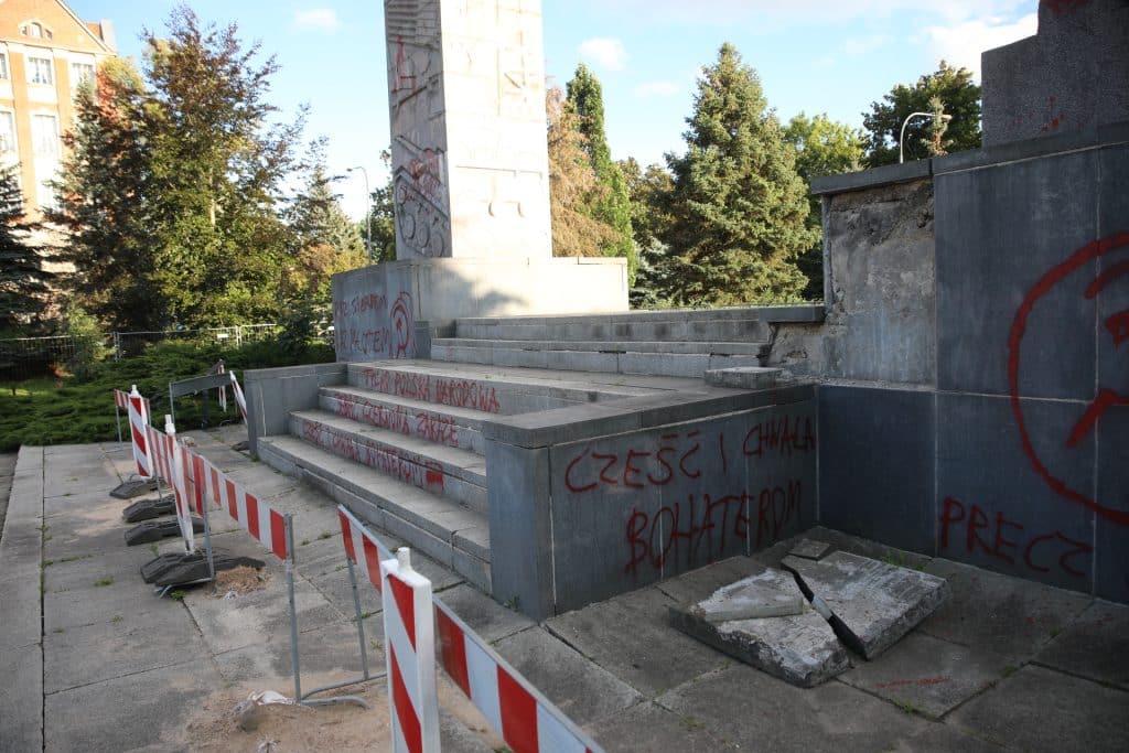 To akt wandalizmu, czy głos mieszkańców? - Wandale zniszczyli zabytek w centrum Olsztyna