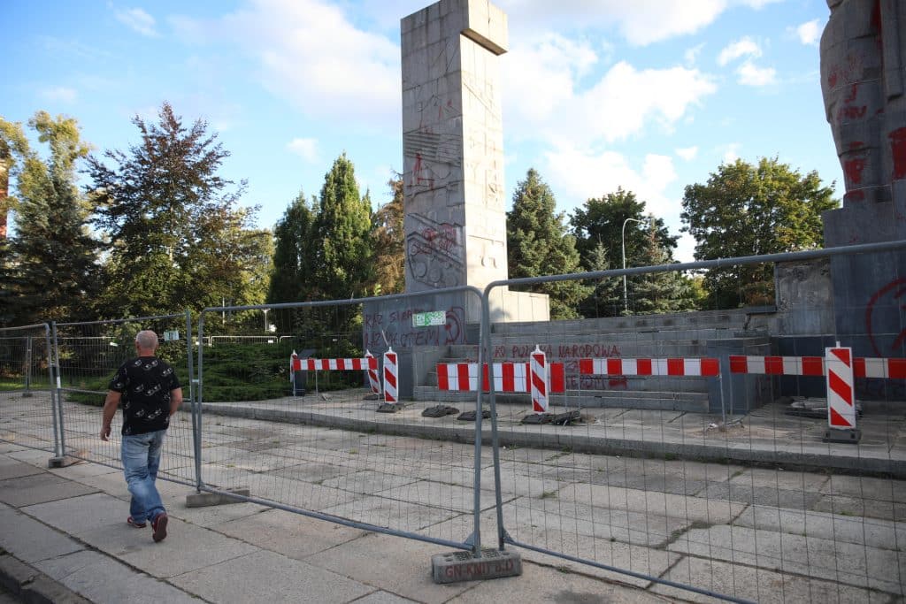 To akt wandalizmu, czy głos mieszkańców? - Wandale zniszczyli zabytek w centrum Olsztyna