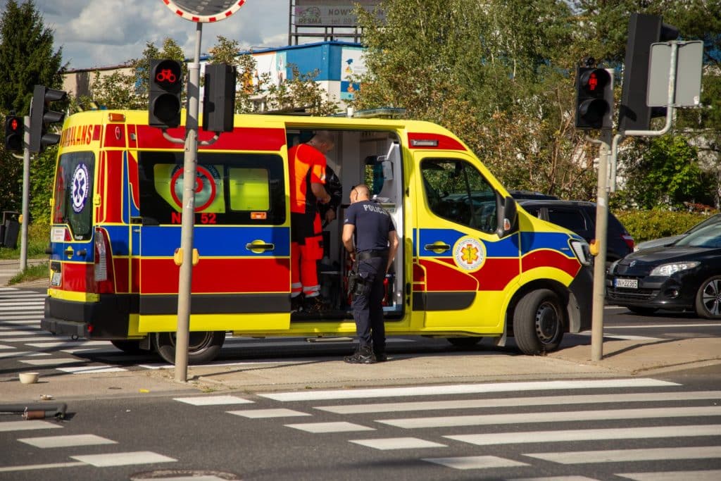 Siła uderzenia była ogromna. Radiowóz przewrócił się na bok. - Kolizja radiowozu przy Galerii Warmińskiej. Policjantka w szpitalu