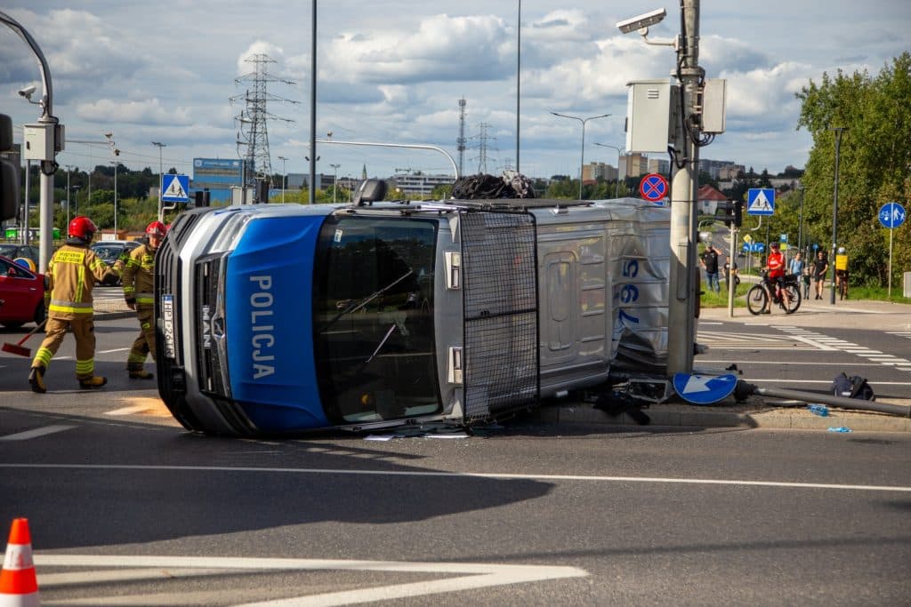 Siła uderzenia była ogromna. Radiowóz przewrócił się na bok. - Kolizja radiowozu przy Galerii Warmińskiej. Policjantka w szpitalu