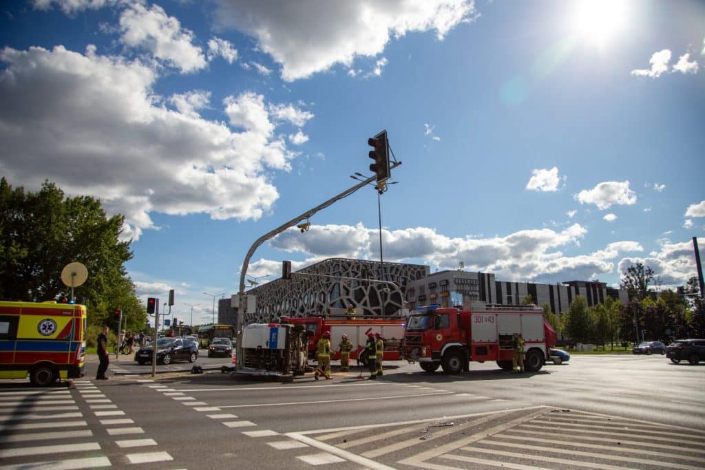 Siła uderzenia była ogromna. Radiowóz przewrócił się na bok. - Kolizja radiowozu przy Galerii Warmińskiej. Policjantka w szpitalu