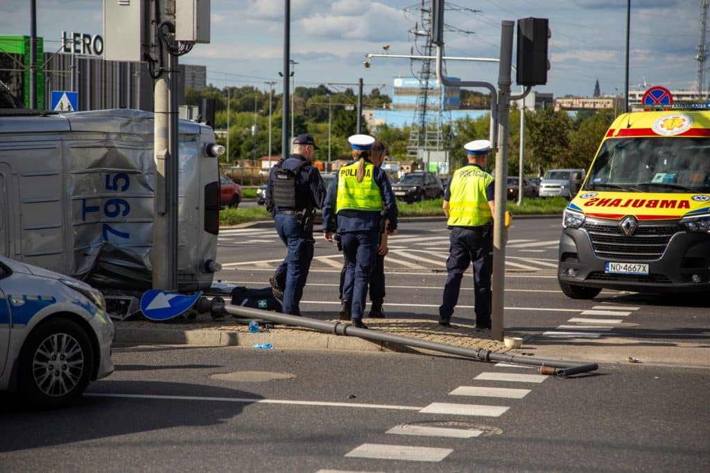Siła uderzenia była ogromna. Radiowóz przewrócił się na bok. - Kolizja radiowozu przy Galerii Warmińskiej. Policjantka w szpitalu