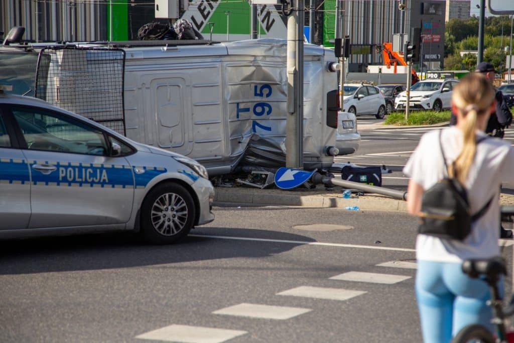 Siła uderzenia była ogromna. Radiowóz przewrócił się na bok. - Kolizja radiowozu przy Galerii Warmińskiej. Policjantka w szpitalu