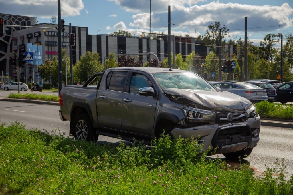 Siła uderzenia była ogromna. Radiowóz przewrócił się na bok. - Kolizja radiowozu przy Galerii Warmińskiej. Policjantka w szpitalu