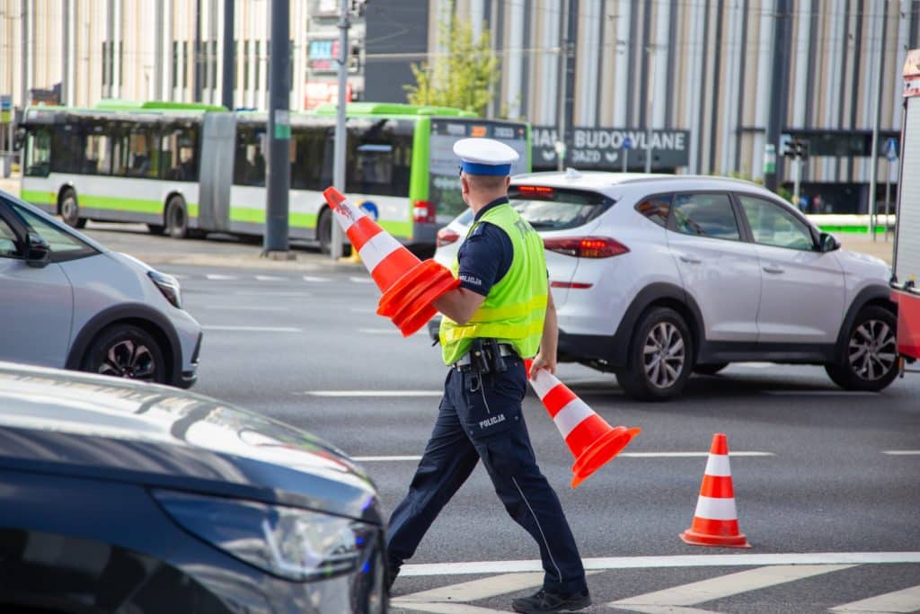 Siła uderzenia była ogromna. Radiowóz przewrócił się na bok. - Kolizja radiowozu przy Galerii Warmińskiej. Policjantka w szpitalu