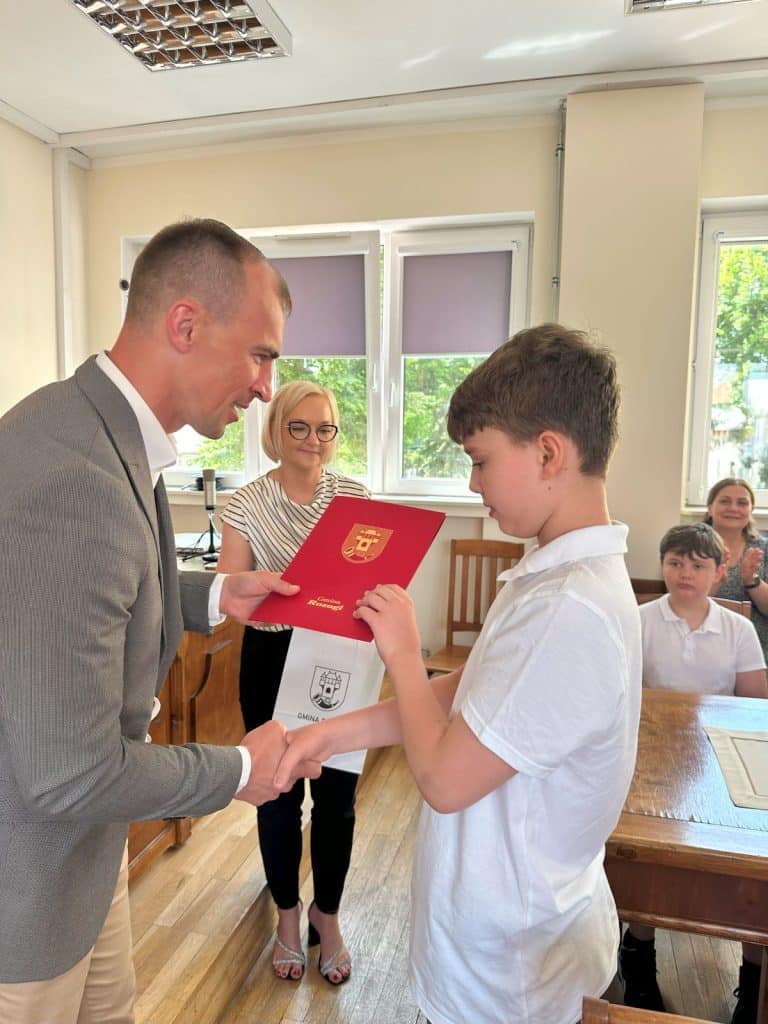 Ta gmina inwestuje w młode talenty. - Mazurska gmina nagradza najzdolniejszych uczniów i mistrzów sportu