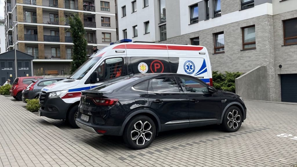 Strażacy siłowo weszli przez balkon. - Kobieta potrzebowała pilnej pomocy. Służby weszły siłowo do mieszkania