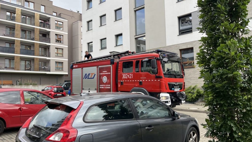 Strażacy siłowo weszli przez balkon. - Kobieta potrzebowała pilnej pomocy. Służby weszły siłowo do mieszkania