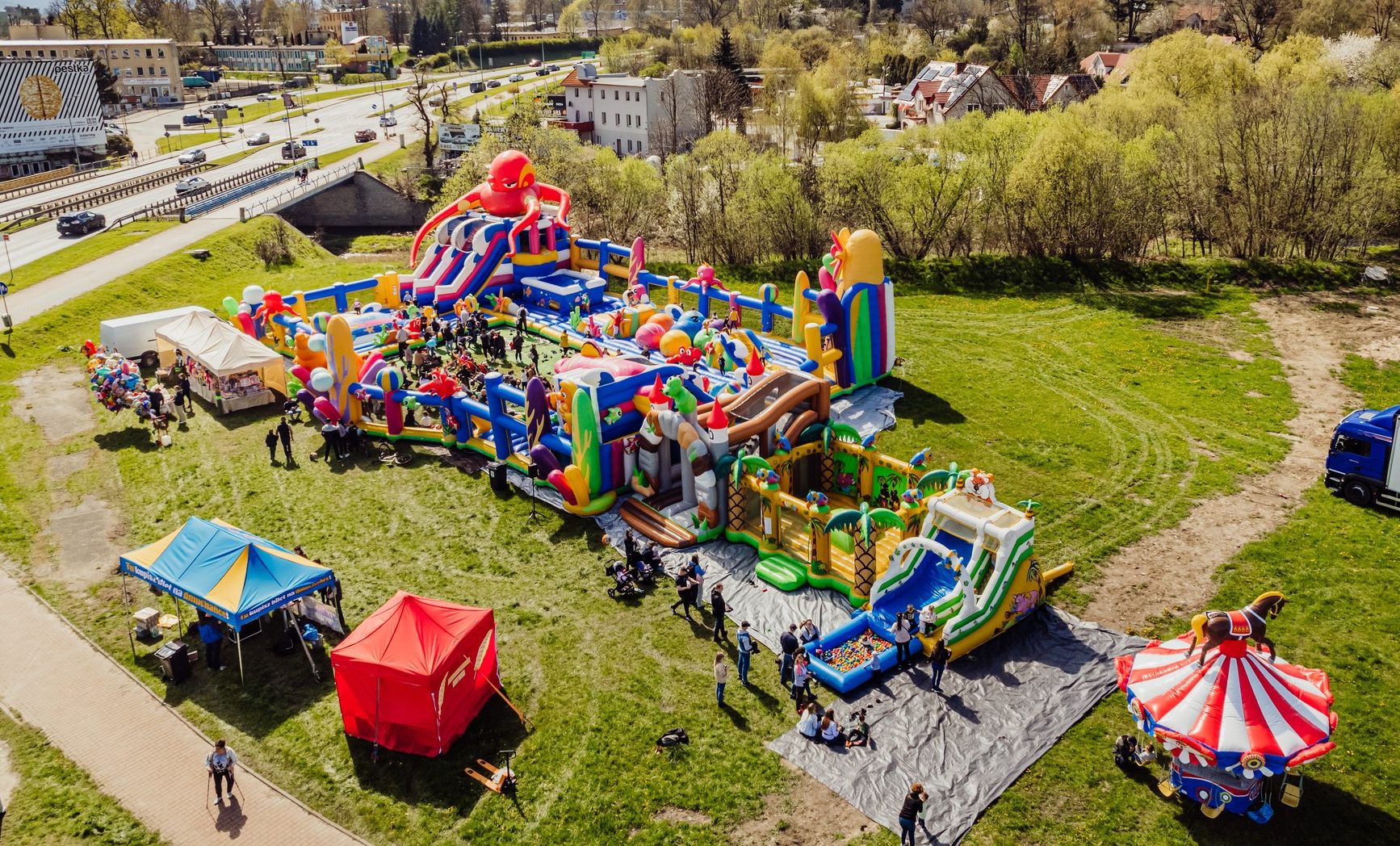 Park Centralny w Olsztynie pełen dmuchańców i atrakcji – zabierz dzieci na dzień pełen radości! festiwal dmuchańców