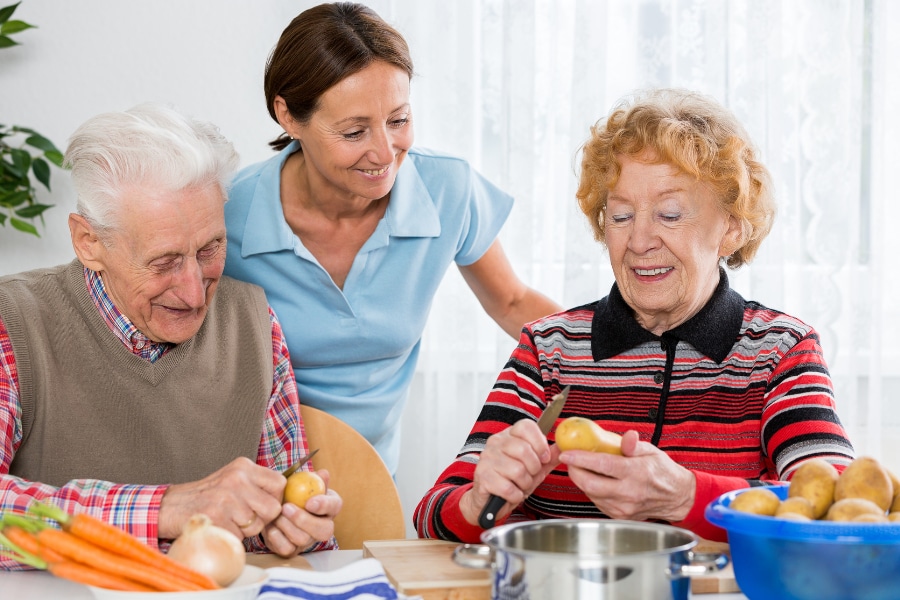 Praca w opiece seniorów bez doświadczenia – czy to możliwe dla mieszkańców Olsztyna?