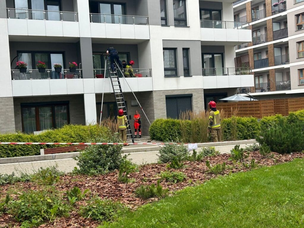 Strażacy siłowo weszli przez balkon. - Kobieta potrzebowała pilnej pomocy. Służby weszły siłowo do mieszkania