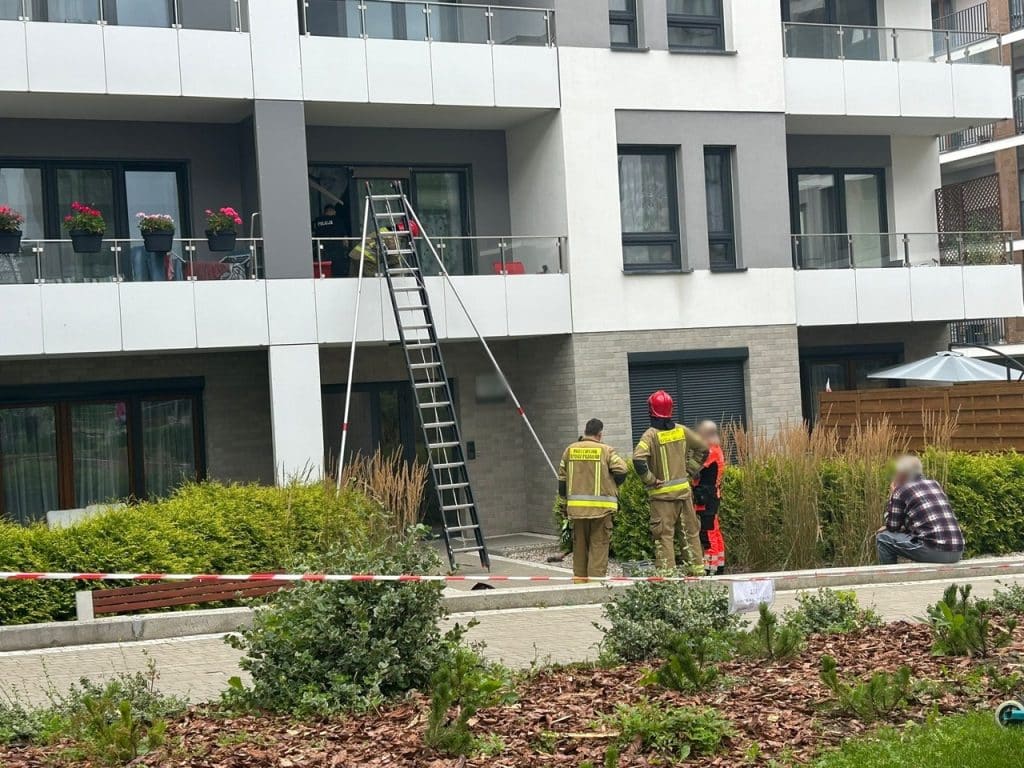 Strażacy siłowo weszli przez balkon. - Kobieta potrzebowała pilnej pomocy. Służby weszły siłowo do mieszkania