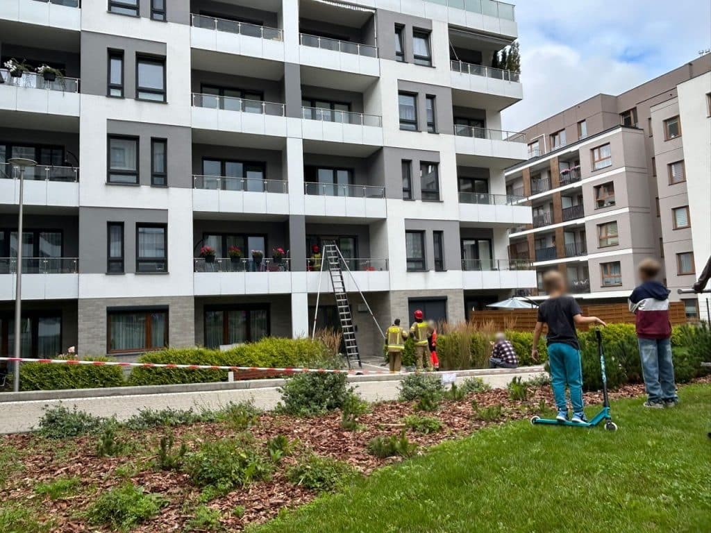 Strażacy siłowo weszli przez balkon. - Kobieta potrzebowała pilnej pomocy. Służby weszły siłowo do mieszkania