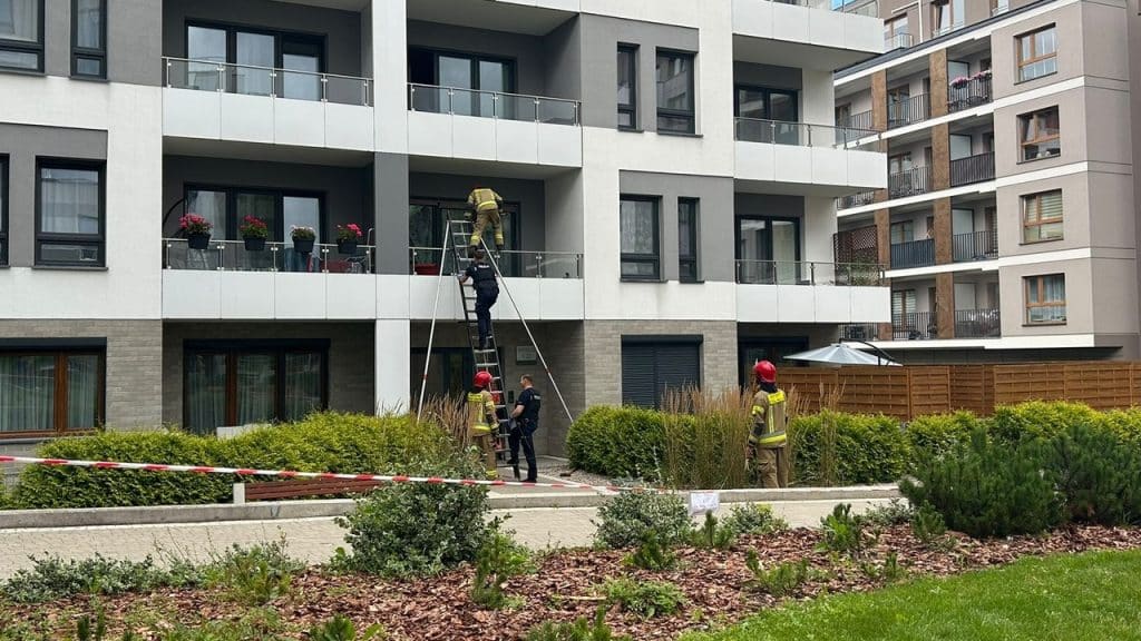 Strażacy siłowo weszli przez balkon. - Kobieta potrzebowała pilnej pomocy. Służby weszły siłowo do mieszkania