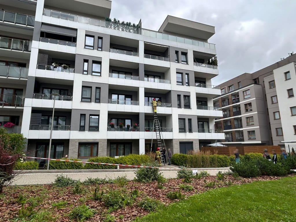 Strażacy siłowo weszli przez balkon. - Kobieta potrzebowała pilnej pomocy. Służby weszły siłowo do mieszkania