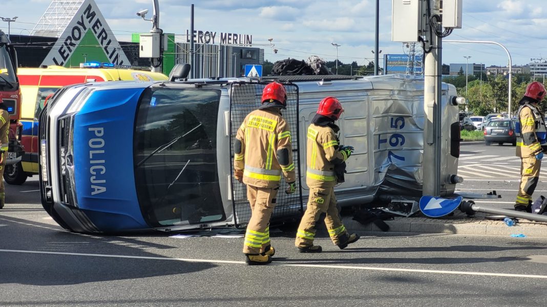 Kolizja radiowozu koło Galerii Warmińskiej. Ranni policjanci. Trwa akcja ratunkowa