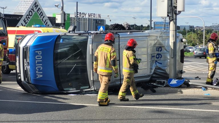 Kolizja radiowozu koło Galerii Warmińskiej. Ranni policjanci. Trwa akcja ratunkowa