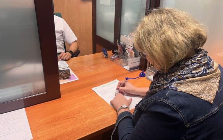 kobieta wypełnia wniosek w ZUS-ie