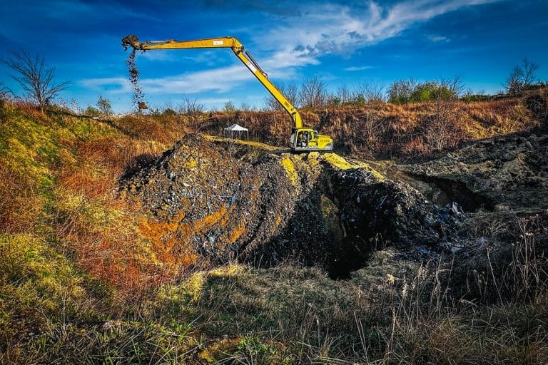 nielegalne wysypisko odpad&oacute;w