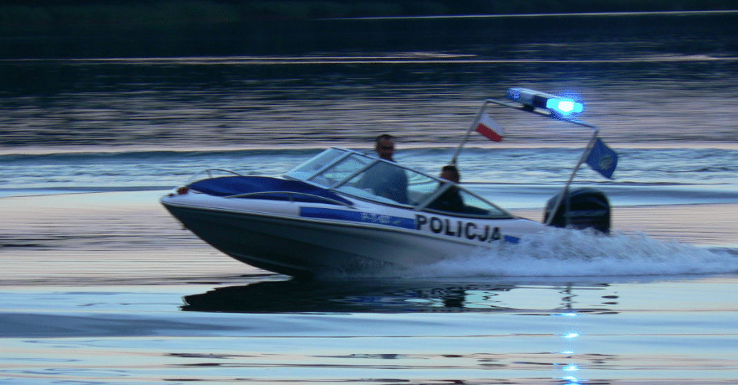 policja na jeziorze
