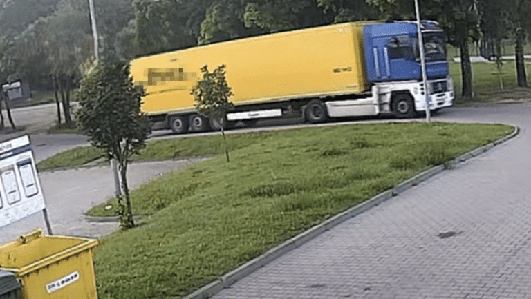 ciężar&oacute;wka uszkodziła latarnię przy domu seniora