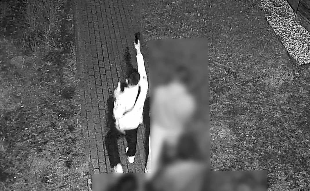 mężczyzna z bronią na plaży miejskiej w Olsztynie