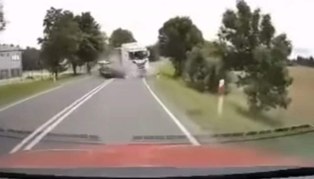kadr z nagrania wypadku na DK51