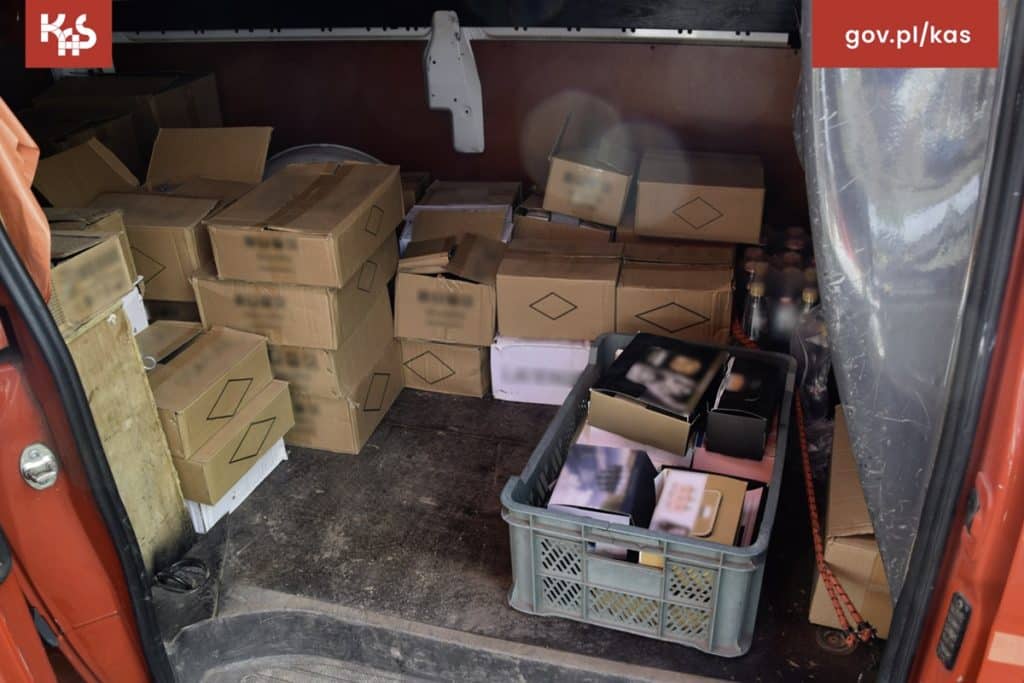 Podrobione perfumy kusiły ceną, ale mogły być groźne dla zdrowia. - Niespodziewana kontrola na targowisku miejskim - na straganie setki "markowych" perfum