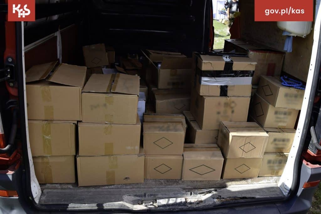 Podrobione perfumy kusiły ceną, ale mogły być groźne dla zdrowia. - Niespodziewana kontrola na targowisku miejskim - na straganie setki "markowych" perfum