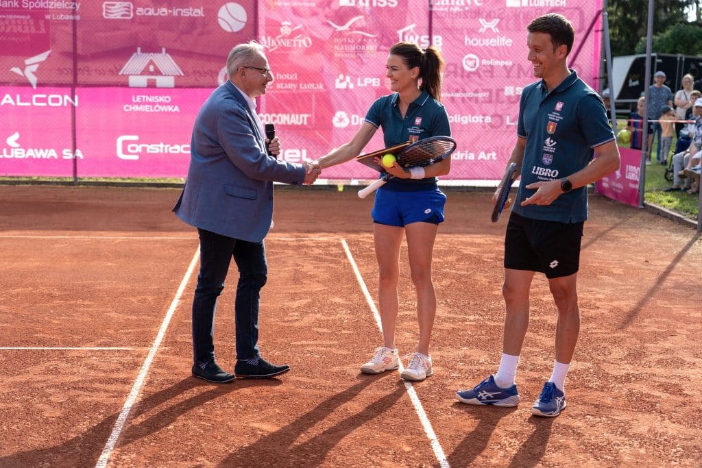 Legendarna zawodniczka grała w Lubawie. - Gwiazda tenisa ziemnego w Lubawie. Młodzi tenisiści na jednym korcie z Radwańską