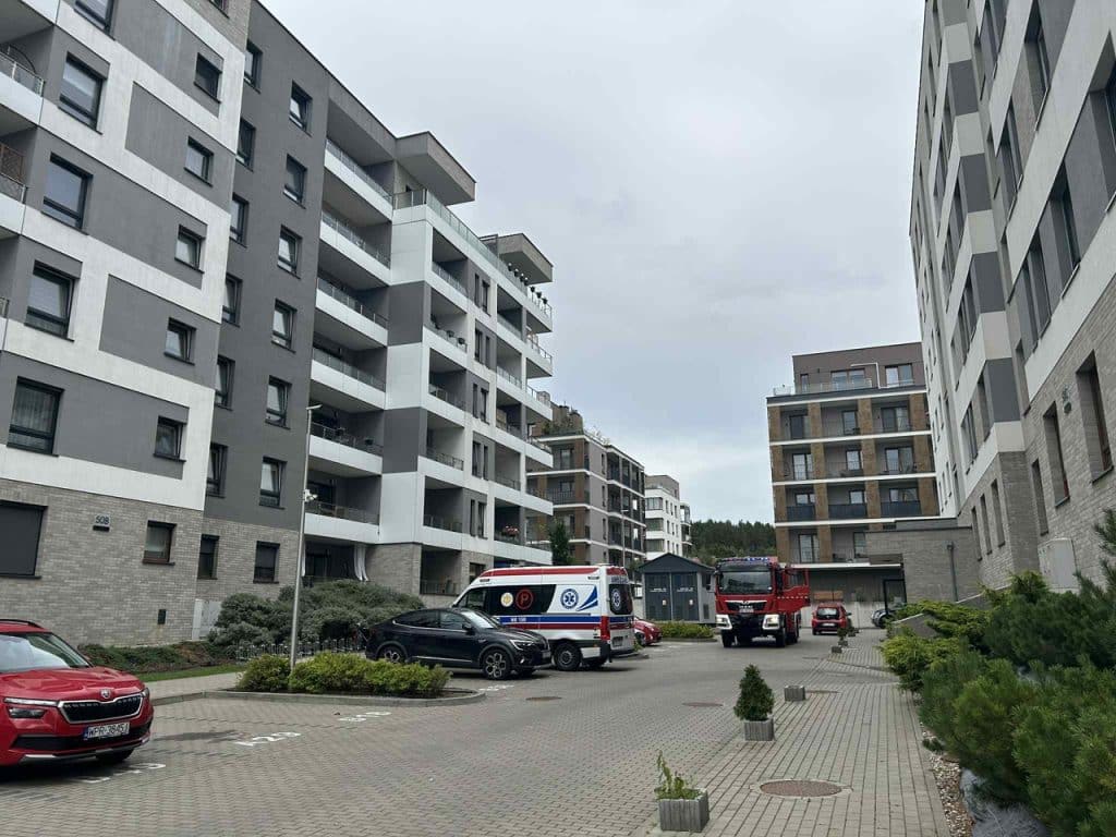 Strażacy siłowo weszli przez balkon. - Kobieta potrzebowała pilnej pomocy. Służby weszły siłowo do mieszkania