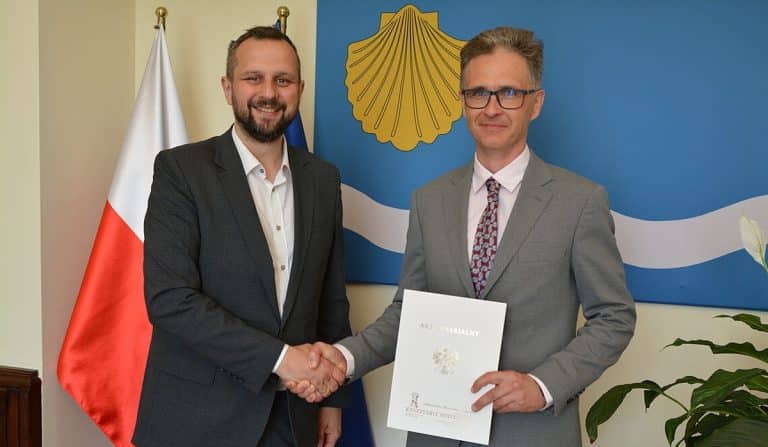 akt notarialny sprzedaży Koszar&oacute;w Dragon&oacute;w