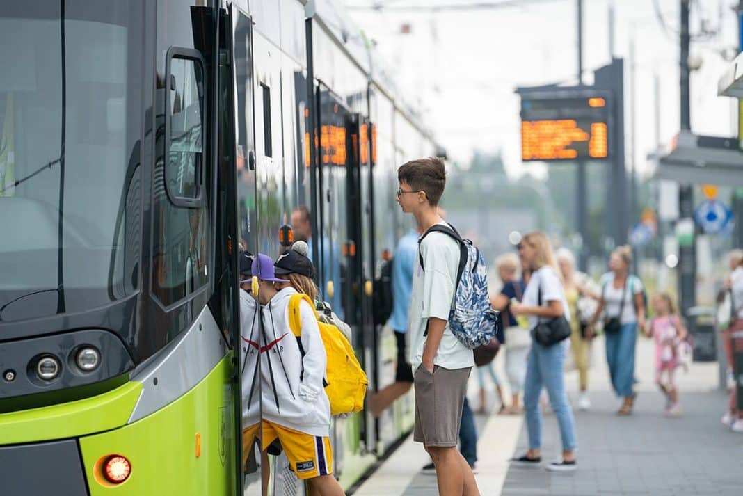 dzieci wsiadają do autobusu