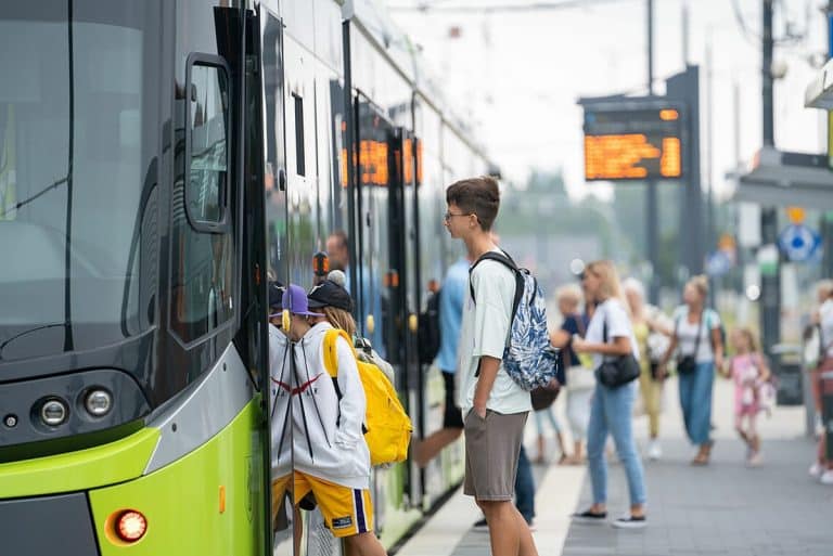 dzieci wsiadają do autobusu