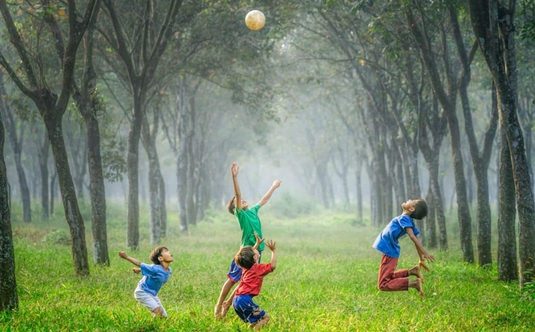 dzieci grają w piłkę