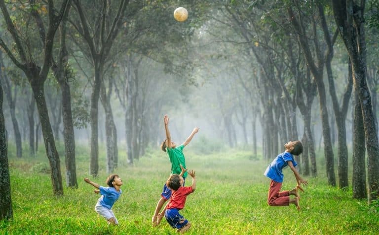 dzieci grają w piłkę