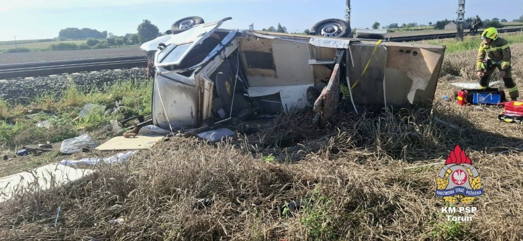 Kamper wjechał wprost pod nadjeżdżający pociąg pasażerski relacji Olsztyn–Bydgoszcz. - Tragiczny wypadek. Kamper zderzył się z pociągiem relacji Olsztyn–Bydgoszcz